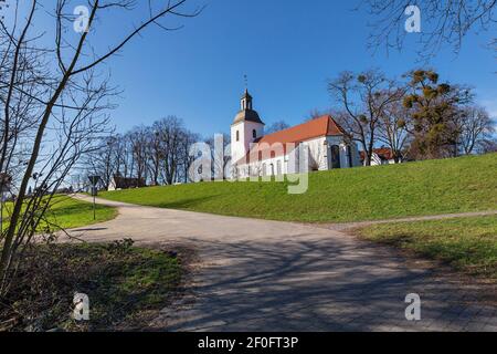 Duisburg - Blick auf die Dorfkirche, die älteste Kirche in Friemersheim und seit 1560 evangelisch, geschützt durch den Deich, Nordrhein-Westfalen Stockfoto