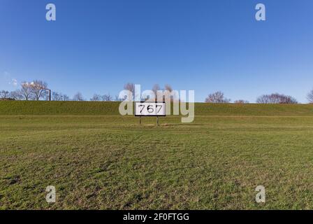 Krefeld - Blick auf den Rheindeich bei St. Matthias, wo das Marineszeichen den 767 Kilometer von Konstanz anzeigt und bei 1032 Hoek van Holl endet Stockfoto