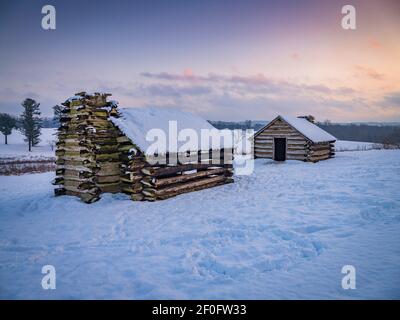 Blockhütten im Winterschnee, Valley Forge National Park Stockfoto