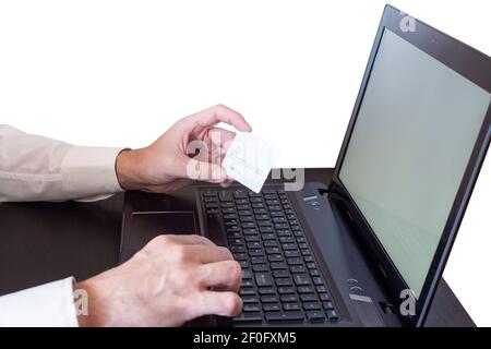 Mann mit weißer Kreditkarte und Eingabe auf Laptop-Tastatur Für Online-Shopping Stockfoto