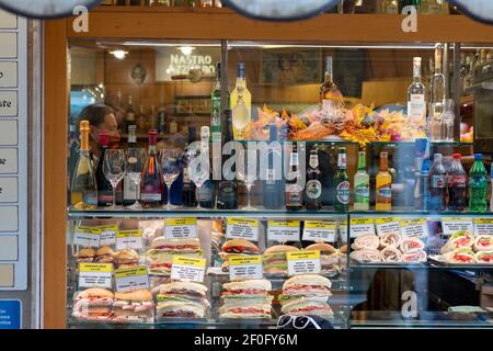 Venedig, Italien. Schaufenster mit Snacks, Sandwiches, Pizza und anderen Speisen Stockfoto