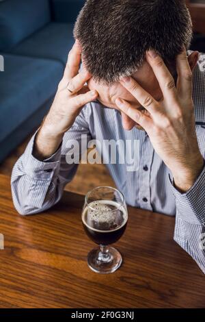 Deprimierter Mann mit Alkoholproblem. Selektiver Fokus. Stockfoto