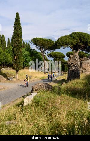Rom Italien. Menschen wandern und Fahrrad fahren auf der Via Appia Antica (Appian Way). Stockfoto
