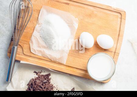 Zutaten zum Backen von Muffins auf dem Küchentisch. Selektiver Fokus. Stockfoto