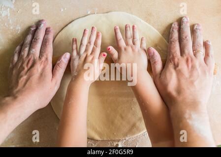 Kinder und Papa Händen Teig gerollt Stockfoto