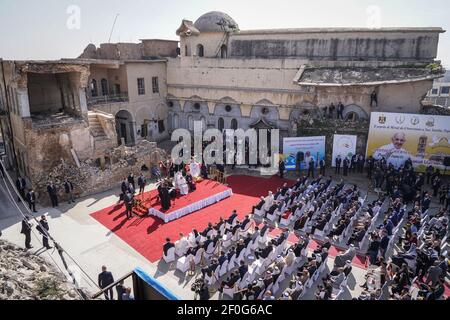 Mosul, Irak. März 2021, 07th. Papst Franziskus führt ein Gebet zum Gedenken an die Opfer der Terrorgruppe des sogenannten Islamischen Staates (IS) in Hosh al-Bieaa, einem Platz mit vier schwer beschädigten Kirchen im alten Mosul. Papst Franziskus kam am Freitag zum ersten Papstbesuch im Nahen Osten in den Irak, wo die christliche Gemeinschaft in Kriegsjahren geschrumpft ist. Quelle: Ismael Adnan/dpa/Alamy Live News Stockfoto