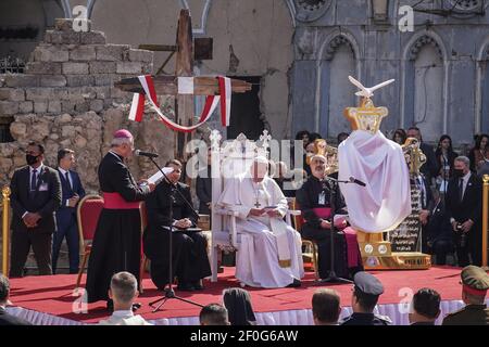 Mosul, Irak. März 2021, 07th. Papst Franziskus (C) führt ein Gebet zum Gedenken an die Opfer der Terrorgruppe des sogenannten Islamischen Staates (IS) in Hosh al-Bieaa, einem Platz, der aus vier Kirchen besteht, die in Alt-Mossul stark beschädigt sind. Papst Franziskus kam am Freitag zum ersten Papstbesuch im Nahen Osten in den Irak, wo die christliche Gemeinschaft in Kriegsjahren geschrumpft ist. Quelle: Ismael Adnan/dpa/Alamy Live News Stockfoto