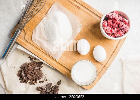 Zutaten zum Backen von Muffins auf dem Küchentisch. Selektiver Fokus. Stockfoto