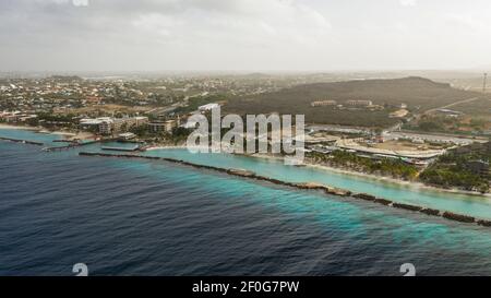 Luftaufnahme über Landschaft von Curacao, Karibik mit Meer und Küste in der Nähe von Willemstad Stockfoto