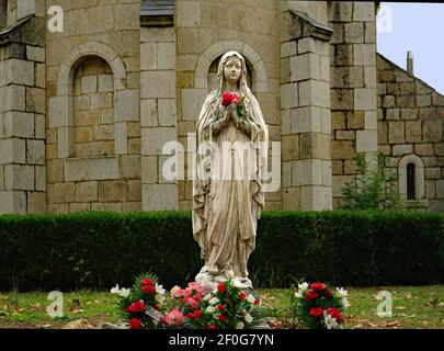 Statue unserer Lieben Frau, Ponferrada, Heiligenschmerz vor einer Kirche, lokale Heilige. Stockfoto