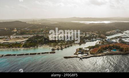 Luftaufnahme über Landschaft von Curacao, Karibik mit Meer und Küste in der Nähe von Willemstad Stockfoto