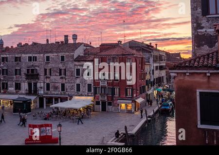 Venedig, Italien. Campo San Barnaba bei Nacht Stockfoto