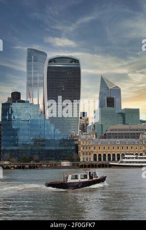 London Skyline mit dem Schiff Stockfoto