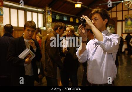 JUNGE TORYS BEI EINEM HUSTINGS TREFFEN IN LINTON,CAMBS,BEOBACHTEN DIE KANDIDATEN ARRIVAL,22/11/05 TOM PILSTONDAVID CAMERON KONSERVATIVER TOM PILSTON Stockfoto