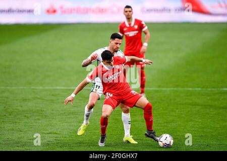 ELX, SPANIEN - MÄRZ 6: Tete Morente von Elche CF und Marcos Acuna von Sevilla FC während des La Liga Santander Spiels zwischen Elche CF und Sevilla FC in Es Stockfoto