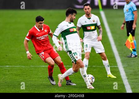 ELX, SPANIEN - 6. MÄRZ: Marcos Acuna vom FC Sevilla, Barragan vom CF Elche und Tete Morente vom CF Elche während des La Liga Santander Spiels zwischen Elche C Stockfoto
