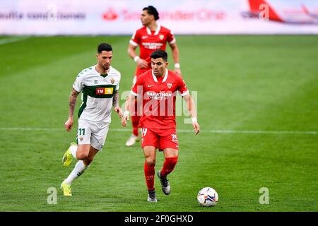 ELX, SPANIEN - MÄRZ 6: Tete Morente von Elche CF und Marcos Acuna von Sevilla FC während des La Liga Santander Spiels zwischen Elche CF und Sevilla FC in Es Stockfoto