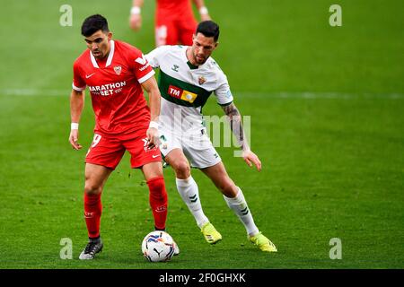 ELX, SPANIEN - MÄRZ 6: Tete Morente von Elche CF und Marcos Acuna von Sevilla FC während des La Liga Santander Spiels zwischen Elche CF und Sevilla FC in Es Stockfoto