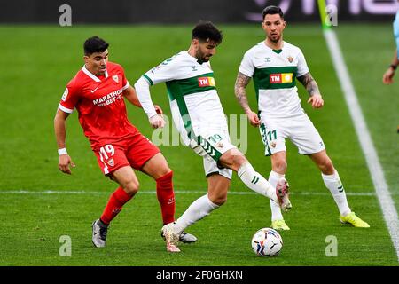 ELX, SPANIEN - 6. MÄRZ: Marcos Acuna vom FC Sevilla, Barragan vom CF Elche und Tete Morente vom CF Elche während des La Liga Santander Spiels zwischen Elche C Stockfoto