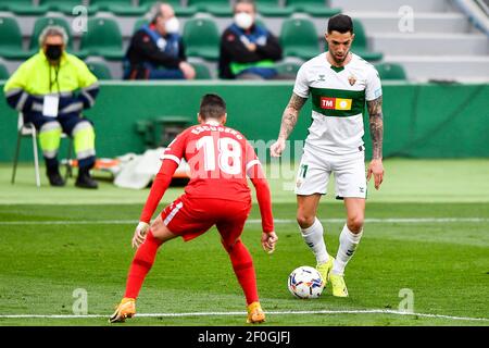 ELX, SPANIEN - MÄRZ 6: Helibelton Palacios vom FC Sevilla und Tete Morente von Elche CF während des La Liga Santander Spiels zwischen Elche CF und Sevilla F Stockfoto