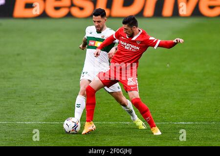 ELX, SPANIEN - MÄRZ 6: Tete Morente von Elche CF und Helibelton Palacios von Sevilla FC während des La Liga Santander Spiels zwischen Elche CF und Sevilla F Stockfoto