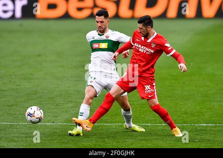 ELX, SPANIEN - MÄRZ 6: Tete Morente von Elche CF und Helibelton Palacios von Sevilla FC während des La Liga Santander Spiels zwischen Elche CF und Sevilla F Stockfoto