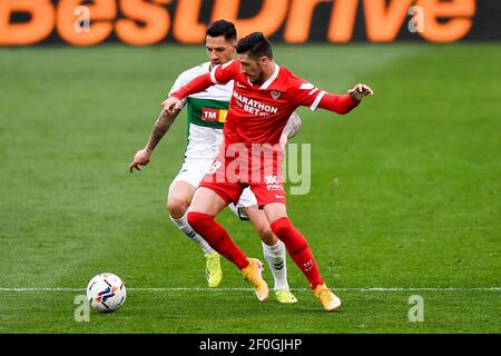 ELX, SPANIEN - MÄRZ 6: Tete Morente von Elche CF und Helibelton Palacios von Sevilla FC während des La Liga Santander Spiels zwischen Elche CF und Sevilla F Stockfoto