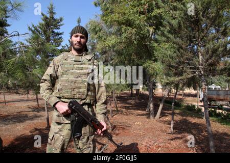 13. August 2010: Aleppo, Syrien. Der Amerikaner Matthew VanDyke in Militäruniform und mit Maschinengewehr in Aleppo, Syrien, im Oktober 2012. VanDyke dreht seit zwei Wochen in Aleppo, während in der Stadt heftige Kämpfe stattfinden. Während eines Interviews mit dem Journalisten Medyan Dairieh erklärte Matthew, er sei nach Syrien gereist, um einen Film zur Unterstützung der syrischen Rebellen zu drehen. Während des Interviews erwähnte Matthew auch, dass er sich zuvor der libyschen Revolution und den Kämpfen im Land zum Sturz des ehemaligen libyschen Führers Oberst Gaddaf angeschlossen hatte (Bild der Quelle Stockfoto