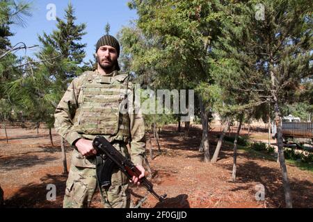 13. August 2010: Aleppo, Syrien. Der Amerikaner Matthew VanDyke in Militäruniform und mit Maschinengewehr in Aleppo, Syrien, im Oktober 2012. VanDyke dreht seit zwei Wochen in Aleppo, während in der Stadt heftige Kämpfe stattfinden. Während eines Interviews mit dem Journalisten Medyan Dairieh erklärte Matthew, er sei nach Syrien gereist, um einen Film zur Unterstützung der syrischen Rebellen zu drehen. Während des Interviews erwähnte Matthew auch, dass er sich zuvor der libyschen Revolution und den Kämpfen im Land zum Sturz des ehemaligen libyschen Führers Oberst Gaddaf angeschlossen hatte (Bild der Quelle Stockfoto