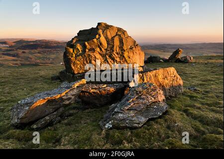 Sonnenuntergang bei den Norber Stones, Austwick, Yorkshire Dales National Park, Großbritannien. Die Steine sind Gletscherfelsen. Stockfoto