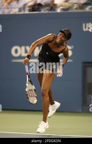 Venus Williams von den Vereinigten Staaten im Einsatz gegen Roberta Vinci von Italien während der ersten Runde der US Open in Flushing Meadow, New York. Stockfoto