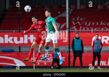 ALMERE, NIEDERLANDE - 6. MÄRZ: Oussama Bouyaghlafen von Almere City FC und Abdallah Aberkane von Excelsior während des niederländischen Keukenkampioendivisie-Spiels Stockfoto