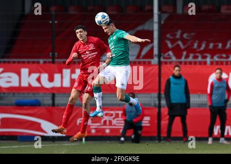 ALMERE, NIEDERLANDE - 6. MÄRZ: Oussama Bouyaghlafen von Almere City FC und Abdallah Aberkane von Excelsior während des niederländischen Keukenkampioendivisie-Spiels Stockfoto