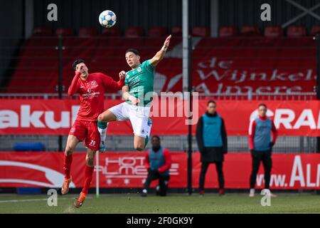 ALMERE, NIEDERLANDE - 6. MÄRZ: Oussama Bouyaghlafen von Almere City FC und Abdallah Aberkane von Excelsior während des niederländischen Keukenkampioendivisie-Spiels Stockfoto