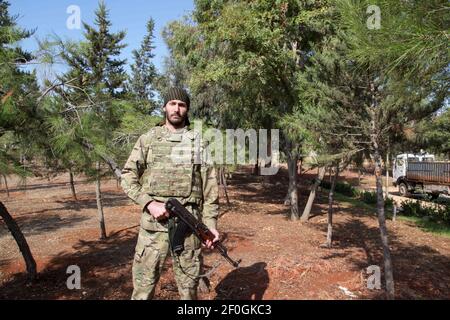 13. August 2010: Aleppo, Syrien. Der Amerikaner Matthew VanDyke in Militäruniform und mit Maschinengewehr in Aleppo, Syrien, im Oktober 2012. VanDyke dreht seit zwei Wochen in Aleppo, während in der Stadt heftige Kämpfe stattfinden. Während eines Interviews mit dem Journalisten Medyan Dairieh erklärte Matthew, er sei nach Syrien gereist, um einen Film zur Unterstützung der syrischen Rebellen zu drehen. Während des Interviews erwähnte Matthew auch, dass er sich zuvor der libyschen Revolution und den Kämpfen im Land zum Sturz des ehemaligen libyschen Führers Oberst Gaddaf angeschlossen hatte (Bild der Quelle Stockfoto