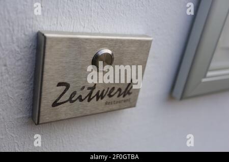 Wernigerode, Deutschland. März 2021, 06th. Eine Glocke im Restaurant 'Zeitwerk' in Wernigerode.das Restaurant von Spitzenkoch Robin Pietsch wurde in diesem Jahr zusammen mit seinem zweiten Restaurant mit einem Michelin-Stern ausgezeichnet. Pietsch ist immer noch der einzige Sternekoch in Sachsen-Anhalt. Quelle: Matthias Bein/dpa-Zentralbild/ZB/dpa/Alamy Live News Stockfoto
