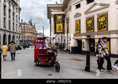 London, Großbritannien. März 2021, 06th. London, Großbritannien, 6. März 2021. Londoners werden während einer dritten Coronavirus-Sperre im West End zu Fuß beobachtet. Der Premierminister Boris Johnson hat einen Fahrplan zur Lockerung der Beschränkungen aufgestellt. (Foto von Dominika Zarzycka/Sipa USA) Quelle: SIPA USA/Alamy Live News Stockfoto