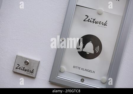 Wernigerode, Deutschland. März 2021, 06th. Eine Glocke im Restaurant ZEITWERK in Wernigerode. Das Restaurant des Spitzenkochs Robin Pietsch wurde in diesem Jahr mit einem Michelin-Stern und seinem zweiten Restaurant ausgezeichnet. Pietsch ist immer noch der einzige Sternekoch in Sachsen-Anhalt. Quelle: Matthias Bein/dpa-Zentralbild/ZB/dpa/Alamy Live News Stockfoto
