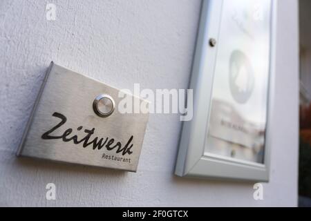 Wernigerode, Deutschland. März 2021, 06th. Eine Glocke im Restaurant ZEITWERK in Wernigerode. Das Restaurant des Spitzenkochs Robin Pietsch wurde in diesem Jahr mit einem Michelin-Stern und seinem zweiten Restaurant ausgezeichnet. Pietsch ist immer noch der einzige Sternekoch in Sachsen-Anhalt. Quelle: Matthias Bein/dpa-Zentralbild/ZB/dpa/Alamy Live News Stockfoto