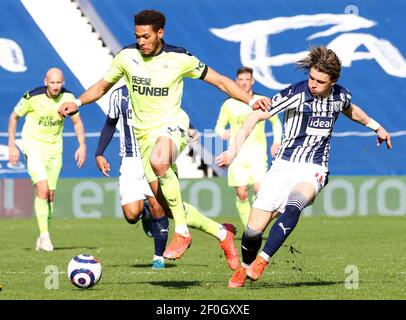 Joelinton von Newcastle United wurde während des Premier League-Spiels in den Hawthorns, West Bromwich, von Conor Gallagher von West Bromwich Albion gefouellt. Bilddatum: Sonntag, 7. März 2021. Stockfoto