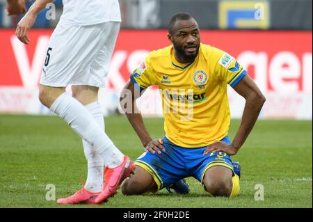 Braunschweig, Deutschland. März 2021, 07th. Fußball: 2. Bundesliga, Eintracht Braunschweig - SV Sandhausen, Matchday 24 im Eintracht-Stadion. Braunschweiger Verteidiger Oumar Diakhité kniet auf dem Boden. Quelle: Swen Pförtner/dpa - WICHTIGER HINWEIS: Gemäß den Bestimmungen der DFL Deutsche Fußball Liga und/oder des DFB Deutscher Fußball-Bund ist es untersagt, im Stadion und/oder des Spiels aufgenommene Fotos in Form von Sequenzbildern und/oder videoähnlichen Fotoserien zu verwenden oder zu verwenden./dpa/Alamy Live News Stockfoto