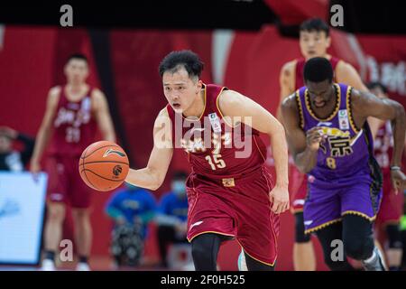 (210307) -- ZHUJI, 7. März 2021 (Xinhua) -- Wang Yibo (vorne) von Zhejiang Golden Bulls dribbelt den Ball während der 42nd Runde Spiel zwischen Zhejiang Golden Bulls und Peking Royal Fighters bei der Saison 2020-2021 der Chinese Basketball Association (CBA) Liga in Zhuji, Ost-Chinas Provinz Zhejiang, 7. März 2021. (Xinhua/Jiang Han) Stockfoto