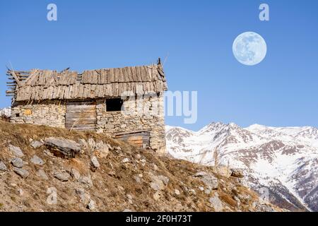 Winter Abendlandschaft in französisch Alpen. Altes Stein verlassene Haus auf dem Berg. Vollmond am Himmel. Hochwertige Fotos Stockfoto