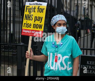 LONDON, ENGLAND - 07. MÄRZ: Krankenschwester hält ein Schild vor der Downing Street, Krankenschwestern drohen zu streiken, nachdem die Regierung am Sonntag, dem 7th. März 2021, während der Covid-19-Pandemie eine Gehaltserhöhung von 1% angeboten hatte. (Kredit: Lucy North - MI News) Kredit: MI Nachrichten & Sport /Alamy Live Nachrichten Stockfoto