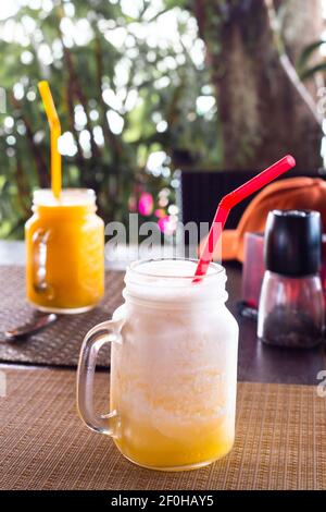 Mango Frucht Smoothies stehen auf einem Tisch in einem Café, Softdrinks im Urlaub Stockfoto