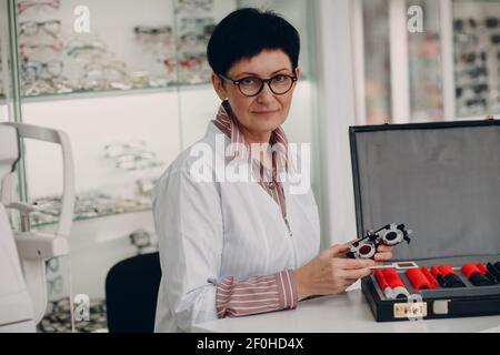 Optometristin Frau Optiker mit ophthalmologischen Test Lens Kit Stockfoto