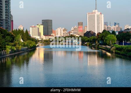 shanghai, china. 2. Oktober 2015. Verschiedene moderne Gebäude säumen den fluss wusong, suzhou Creek, auf der puxi-Seite von shanghai china auf einem wolkenlosen d Stockfoto