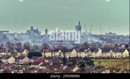 Glasgow, Schottland, Großbritannien 7th March, 2021, Feuerwerk Rauch sichtbar aus Meilen entfernt, wie sie in der ganzen Stadt beleuchtet werden, um die neuen Clubs ersten Trophäensieg zu feiern, als celtic nicht dundee united Gerard Ferry / Alamy Live News schlagen Stockfoto