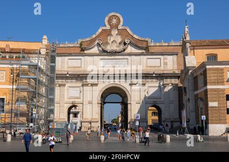 Porta del Popolo Tor zur Aurelianischen Mauer in Rom, Italien, Blick von der Piazza del Popolo Stockfoto