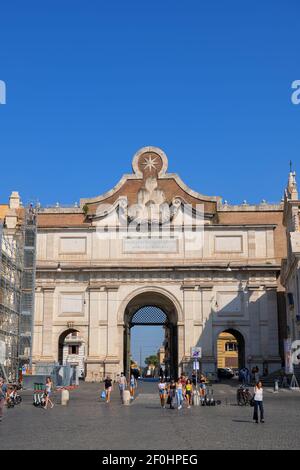 Porta del Popolo Tor zur Aurelianischen Mauer in Rom, Italien, Blick von der Piazza del Popolo Stockfoto